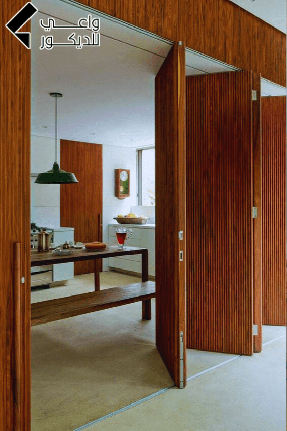 ديكور قواطع خشبية منزلقة للفصل بين المطبخ والصالة