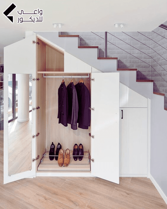 تخزين الملابس في ديكور تحت الدرج