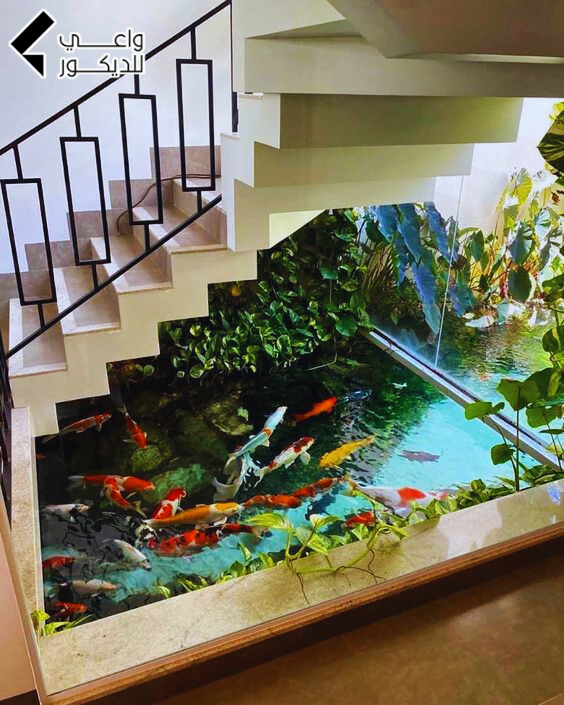ديكور بركة مائية أو حوض أسماك تحت الدرج