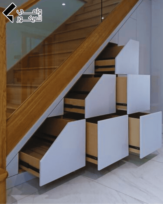 ديكور تحت الدرج: ديكور مساحة تخزين مدمجة تحت الدرج